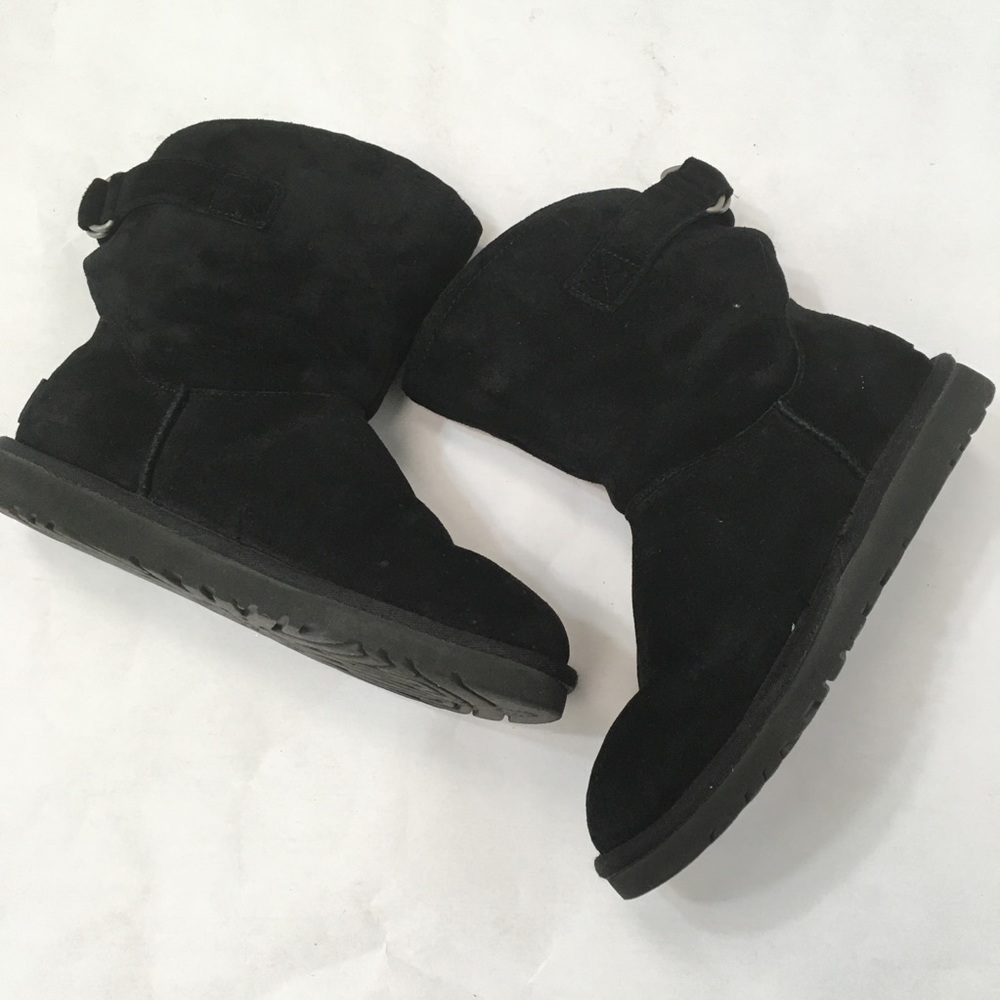 UGG REMORA BLACK SHORT BUCKLE FUZZY FLUFFY FURRY SOFT SLIP ON LUG SOLE BOOTS - Picture 3 of 8